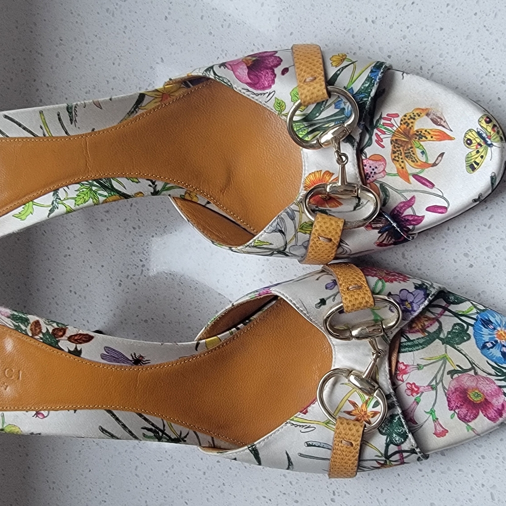 Gucci Cream and Tan Mules with Elegant Design